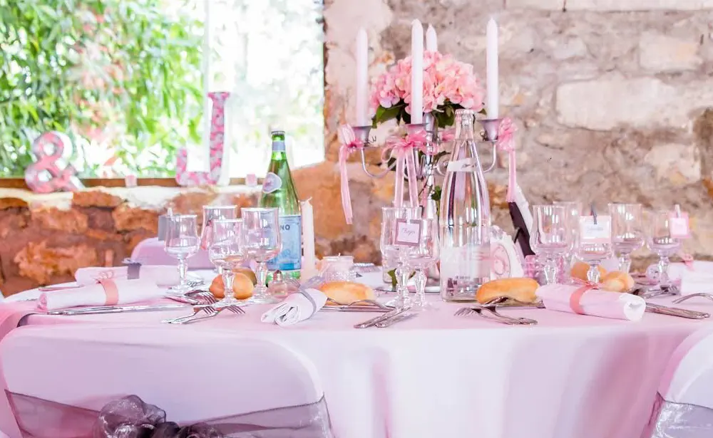 Décoration de mariage en rose poudré : pour une cérémonie bohème